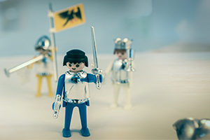 PVD-Beschichtung von Spielzeugfiguren der Marke Playmobil.
